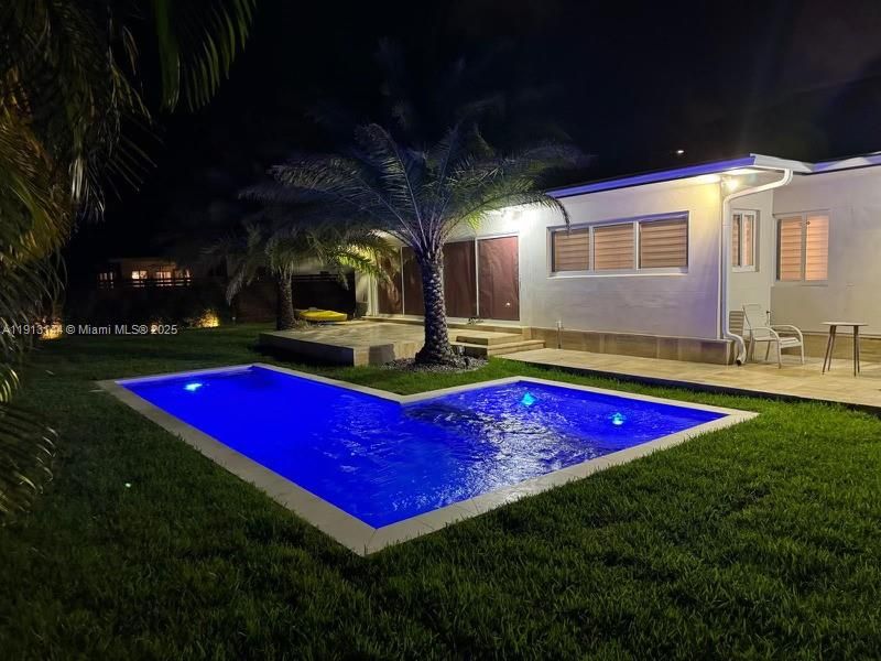 出租: $9,000 (4 贝兹, 3 浴室, 2128 平方英尺)