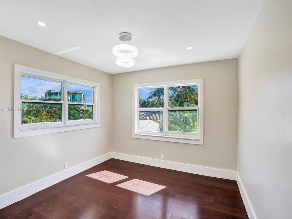 出租: $9,000 (4 贝兹, 3 浴室, 2128 平方英尺)