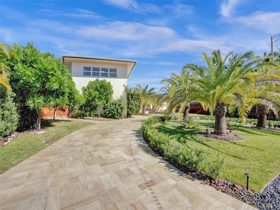 出租: $9,000 (4 贝兹, 3 浴室, 2128 平方英尺)