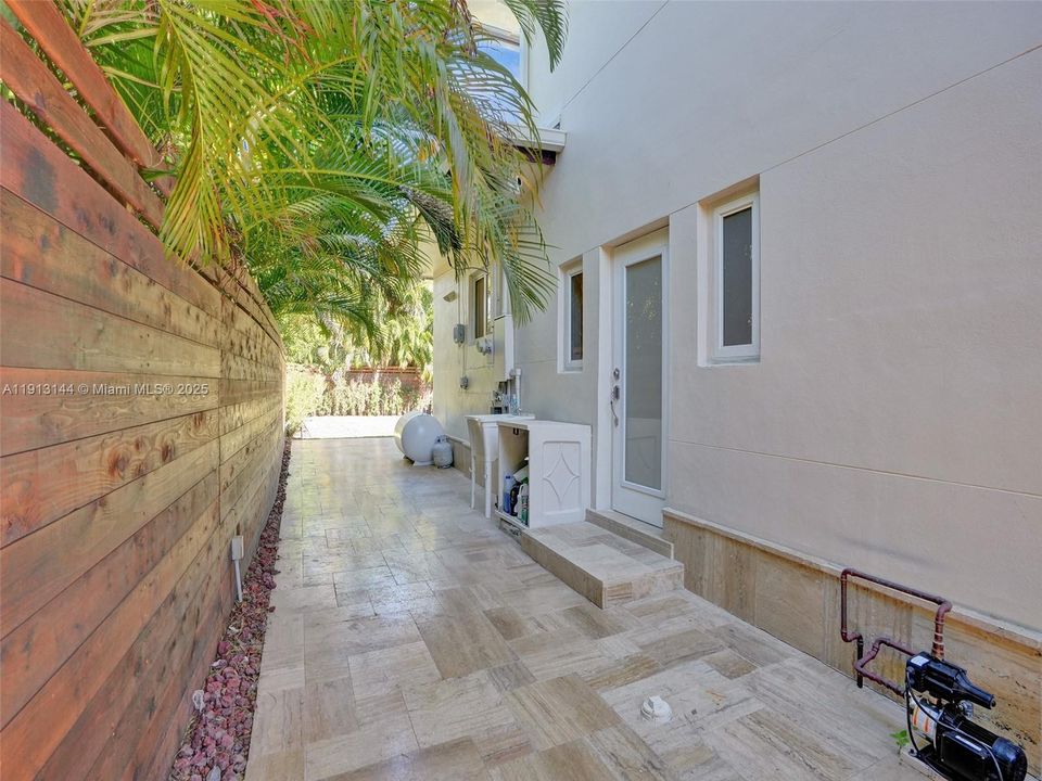 出租: $9,000 (4 贝兹, 3 浴室, 2128 平方英尺)