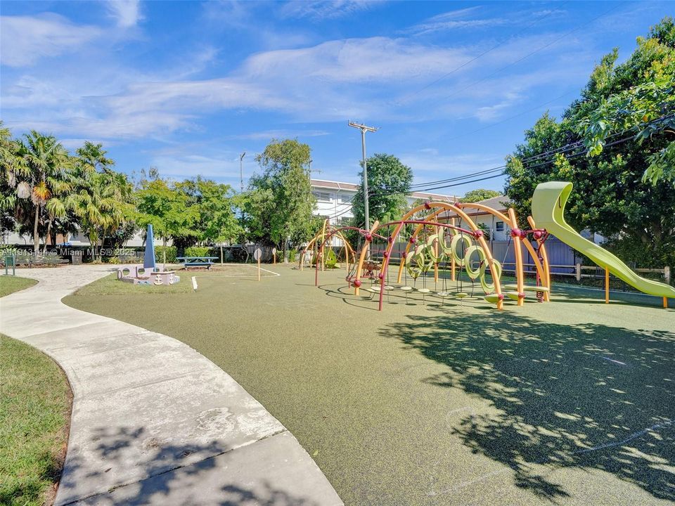 出租: $9,000 (4 贝兹, 3 浴室, 2128 平方英尺)