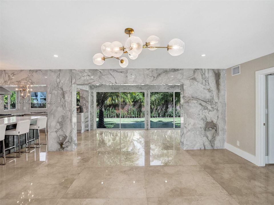 出租: $9,000 (4 贝兹, 3 浴室, 2128 平方英尺)