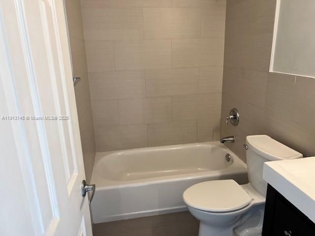 Active With Contract: $2,100 (2 beds, 2 baths, 990 Square Feet)