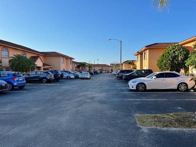 Active With Contract: $2,100 (2 beds, 2 baths, 990 Square Feet)