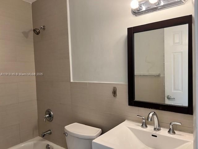 Active With Contract: $2,100 (2 beds, 2 baths, 990 Square Feet)