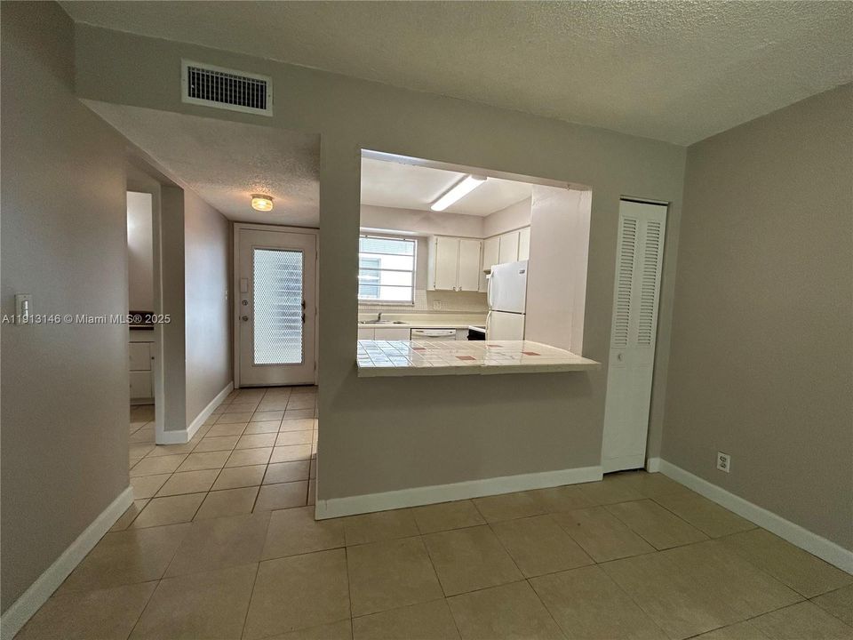 For Rent: $1,600 (1 beds, 1 baths, 720 Square Feet)