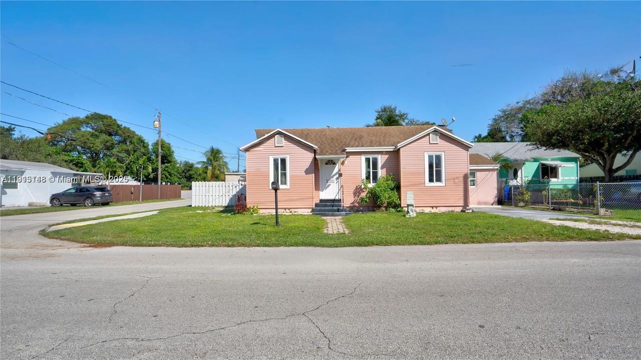 En Venta: $450,000 (0.15 acres)