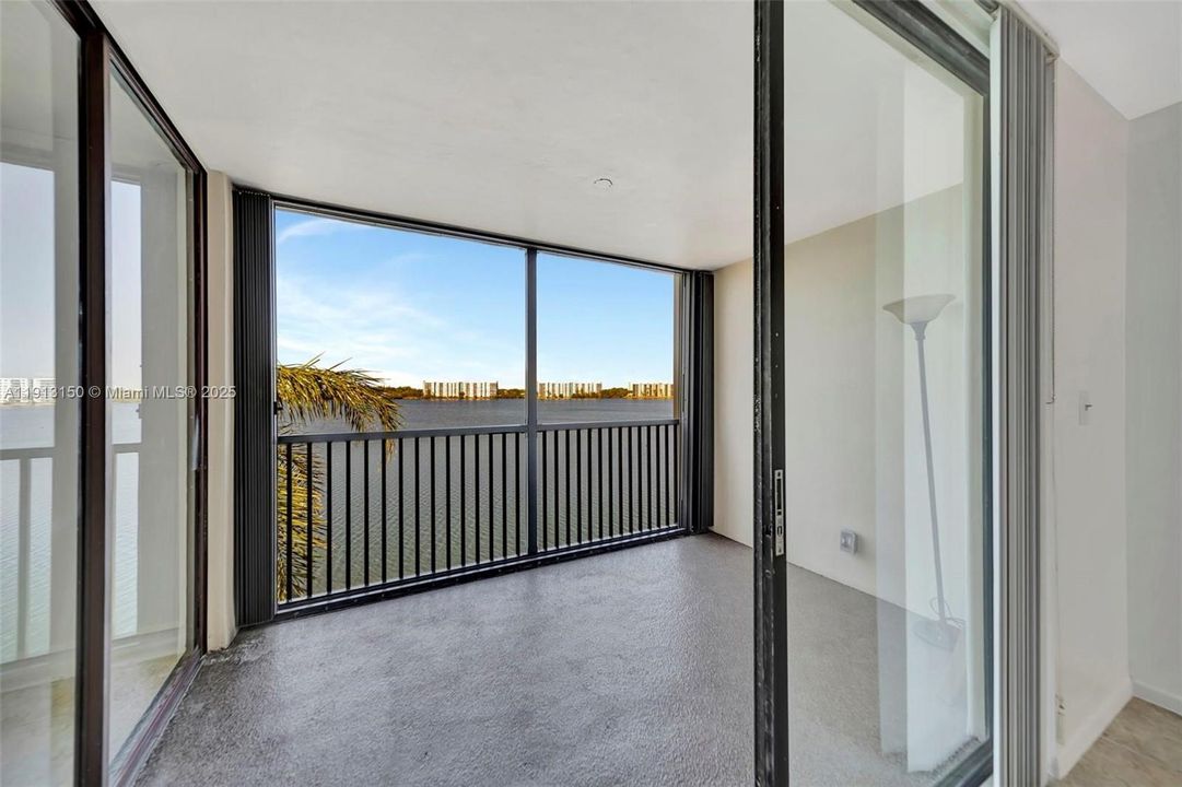 Active With Contract: $2,350 (2 beds, 2 baths, 920 Square Feet)