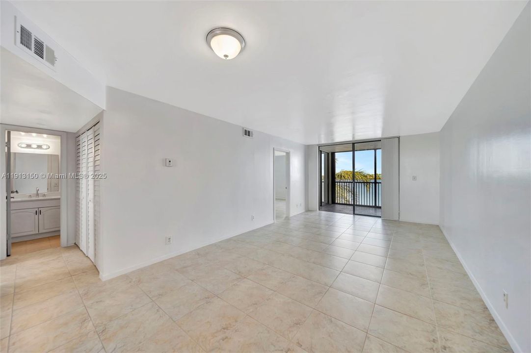 Active With Contract: $2,350 (2 beds, 2 baths, 920 Square Feet)