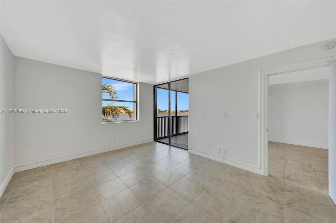 Active With Contract: $2,350 (2 beds, 2 baths, 920 Square Feet)