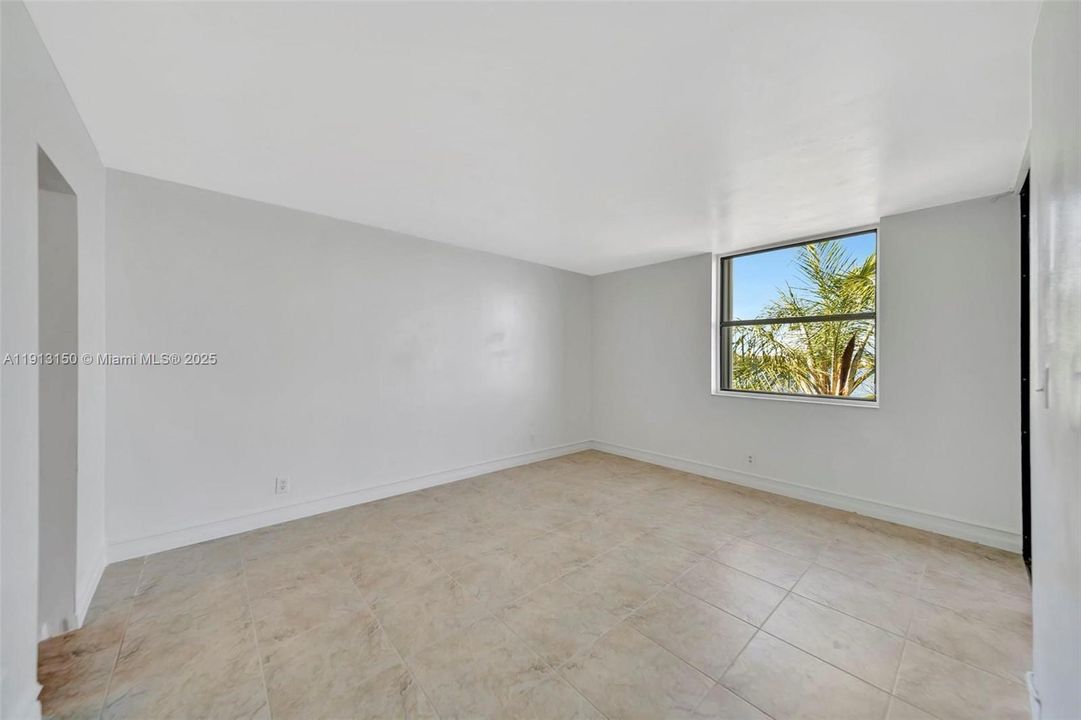 Active With Contract: $2,350 (2 beds, 2 baths, 920 Square Feet)