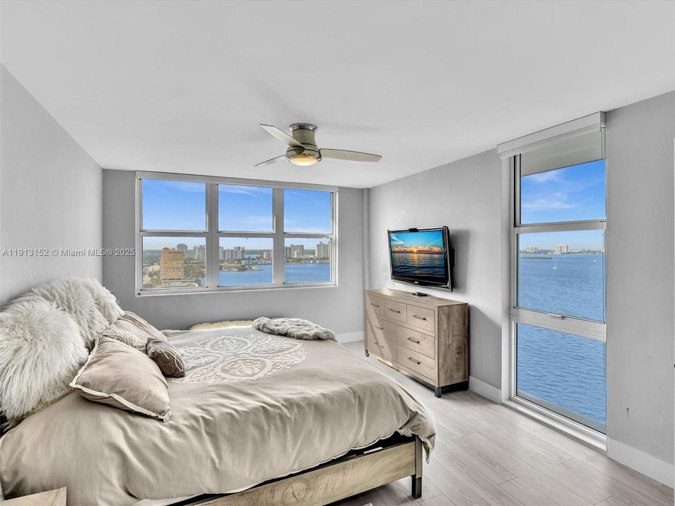 For Sale: $425,000 (2 beds, 2 baths, 1356 Square Feet)