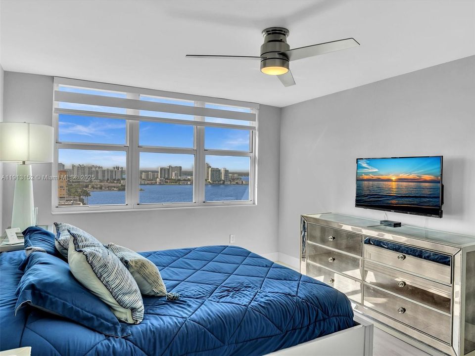 For Sale: $425,000 (2 beds, 2 baths, 1356 Square Feet)