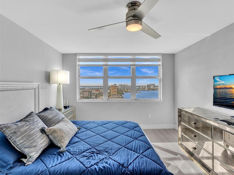 For Sale: $425,000 (2 beds, 2 baths, 1356 Square Feet)