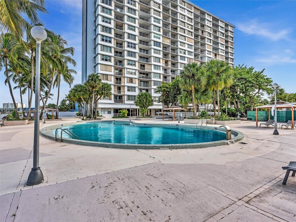 For Sale: $425,000 (2 beds, 2 baths, 1356 Square Feet)