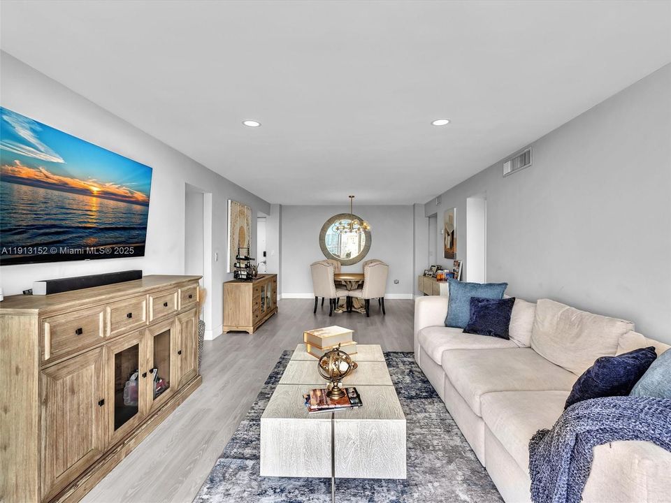 For Sale: $425,000 (2 beds, 2 baths, 1356 Square Feet)