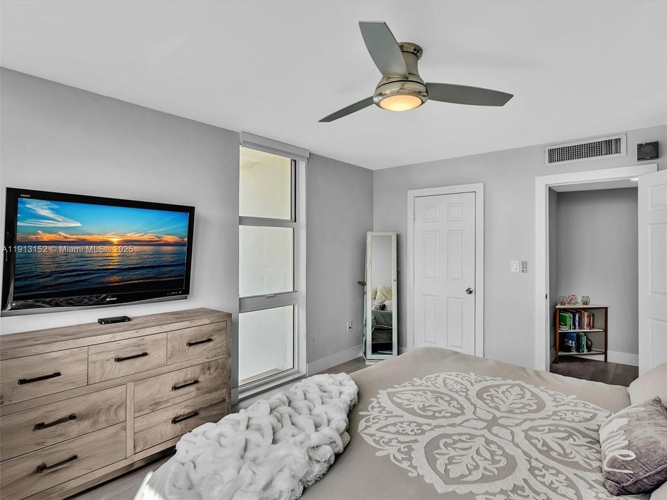 For Sale: $425,000 (2 beds, 2 baths, 1356 Square Feet)