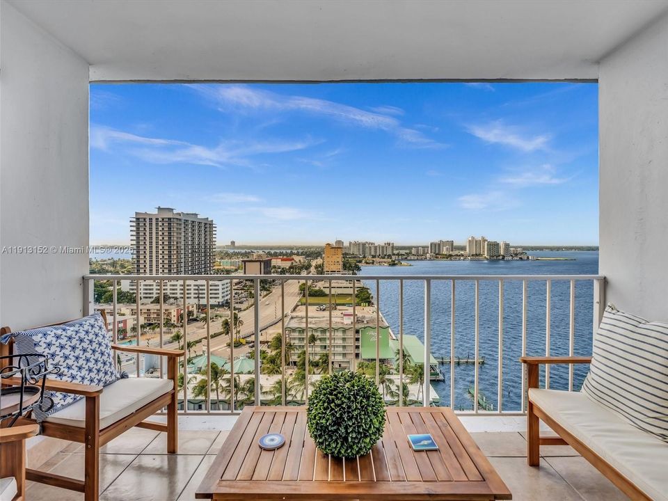 For Sale: $425,000 (2 beds, 2 baths, 1356 Square Feet)