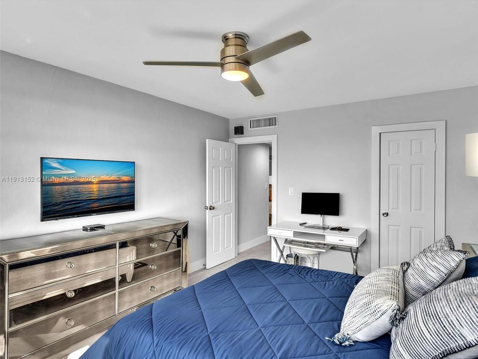 For Sale: $425,000 (2 beds, 2 baths, 1356 Square Feet)