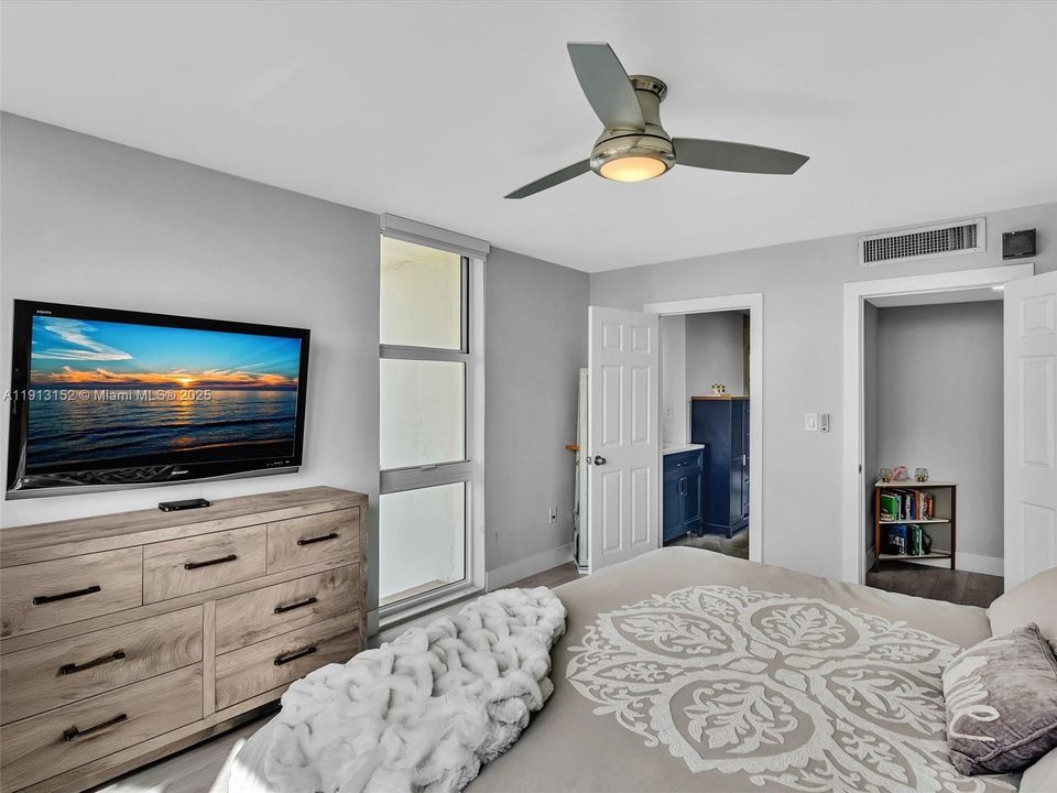 For Sale: $425,000 (2 beds, 2 baths, 1356 Square Feet)