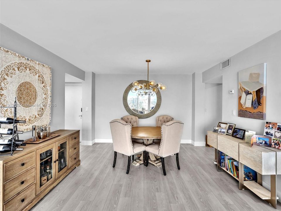 For Sale: $425,000 (2 beds, 2 baths, 1356 Square Feet)