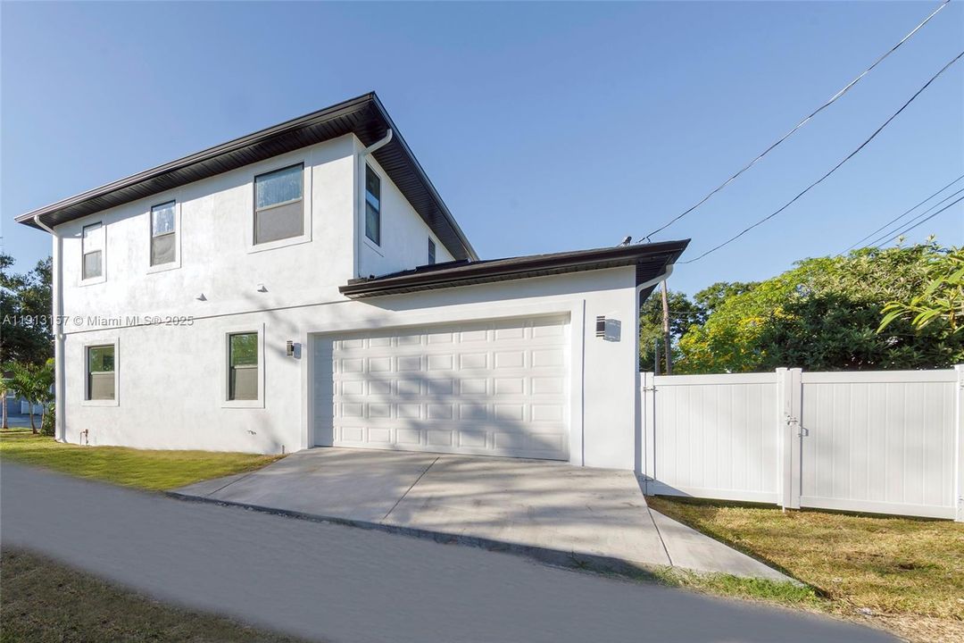 For Sale: $1,350,000 (5 beds, 3 baths, 2409 Square Feet)