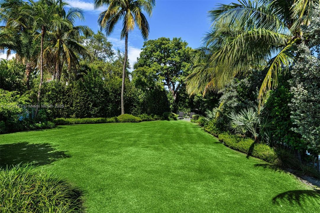 For Sale: $18,900,000 (9 beds, 8 baths, 7081 Square Feet)