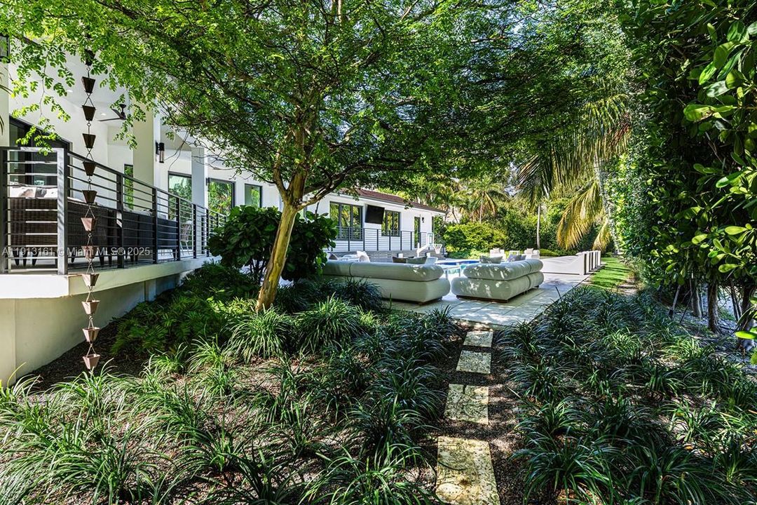 For Sale: $18,900,000 (9 beds, 8 baths, 7081 Square Feet)