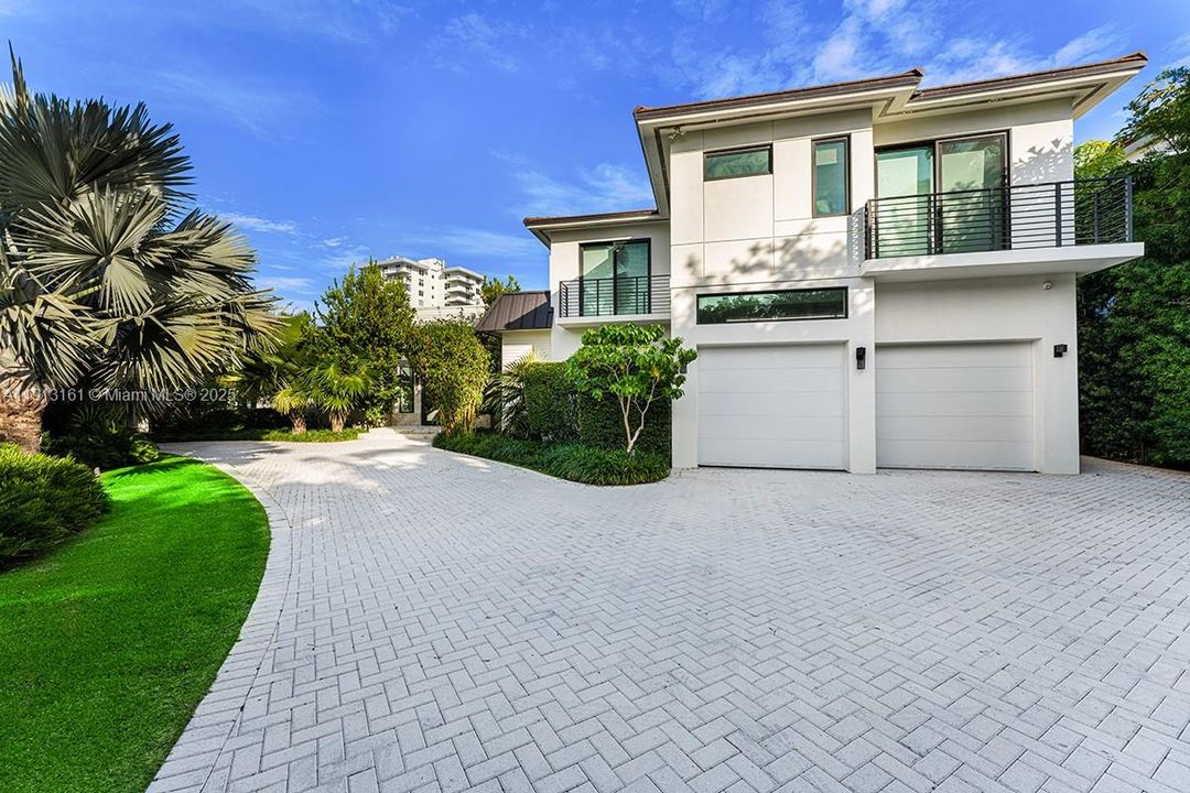 For Sale: $18,900,000 (9 beds, 8 baths, 7081 Square Feet)