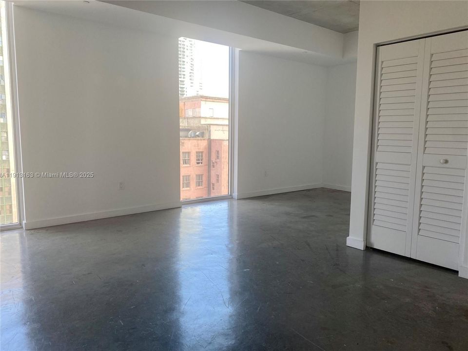 Active With Contract: $2,250 (1 beds, 1 baths, 564 Square Feet)