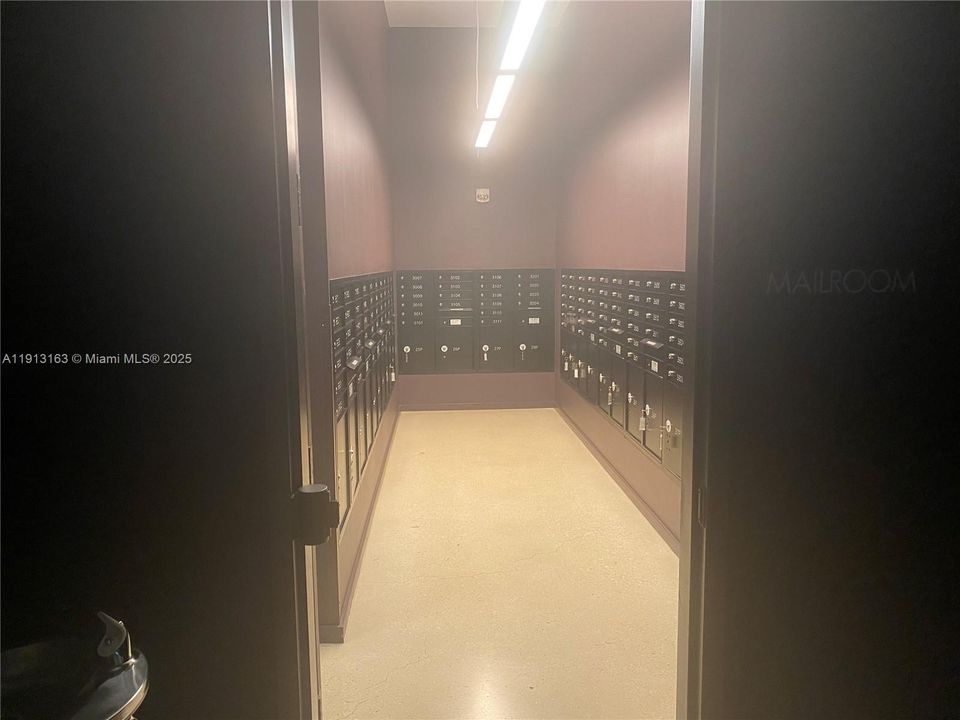 Active With Contract: $2,250 (1 beds, 1 baths, 564 Square Feet)