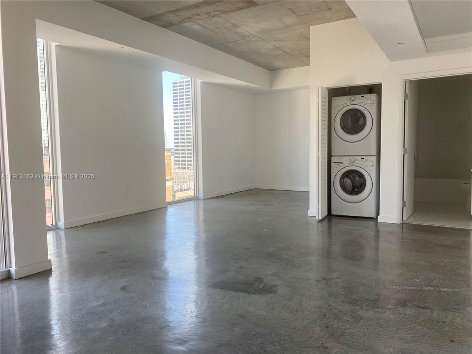 Active With Contract: $2,250 (1 beds, 1 baths, 564 Square Feet)