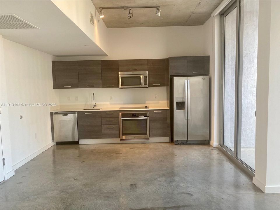 Active With Contract: $2,250 (1 beds, 1 baths, 564 Square Feet)