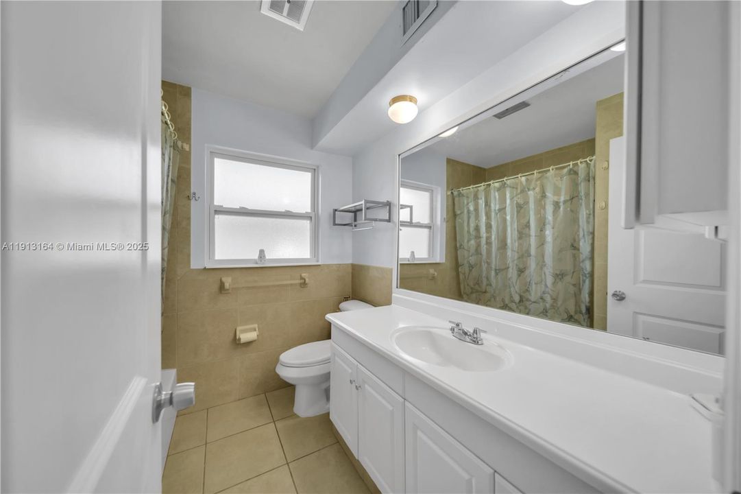 For Rent: $2,100 (3 beds, 2 baths, 1297 Square Feet)