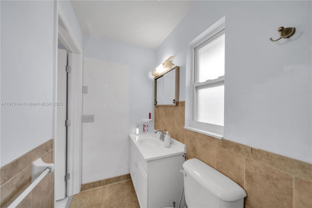 For Rent: $2,100 (3 beds, 2 baths, 1297 Square Feet)