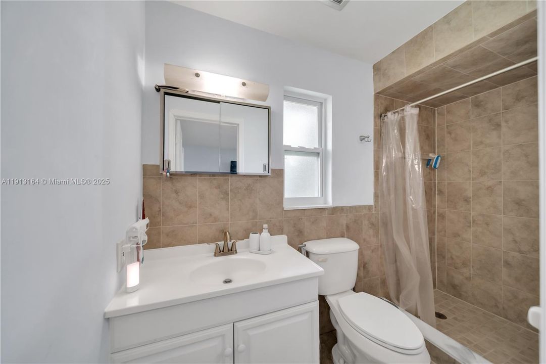 For Rent: $2,100 (3 beds, 2 baths, 1297 Square Feet)