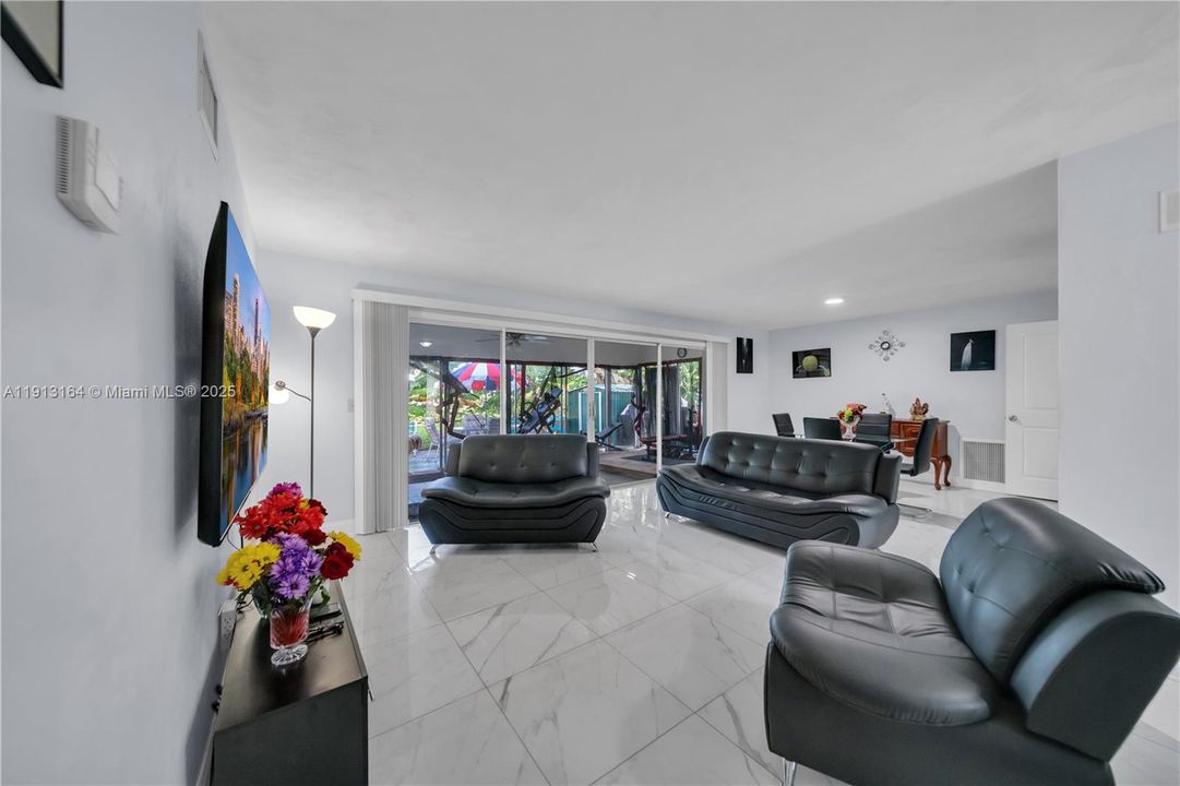 For Rent: $2,100 (3 beds, 2 baths, 1297 Square Feet)