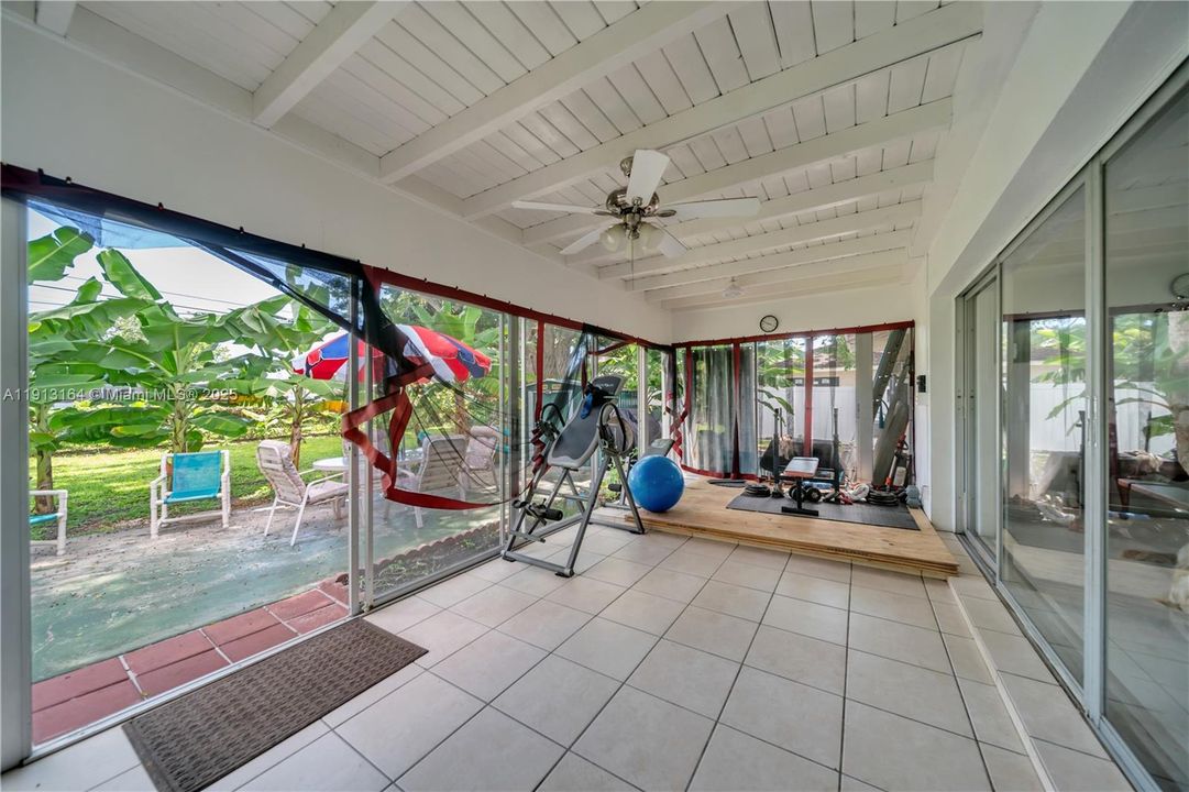 For Rent: $2,100 (3 beds, 2 baths, 1297 Square Feet)