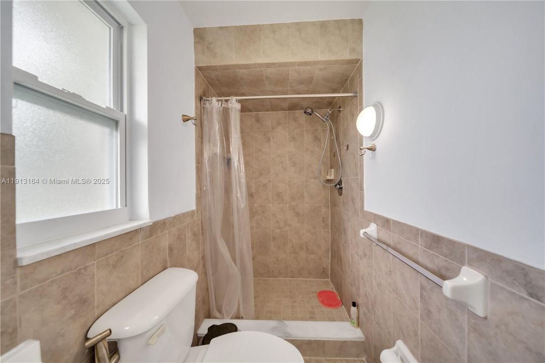 For Rent: $2,100 (3 beds, 2 baths, 1297 Square Feet)