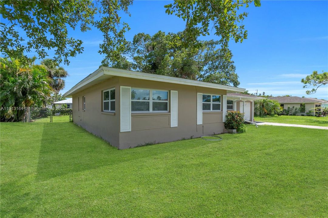 For Rent: $2,100 (3 beds, 2 baths, 1297 Square Feet)