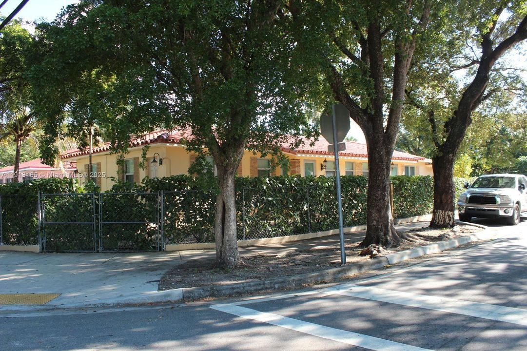 Active With Contract: $2,900 (3 beds, 2 baths, 1035 Square Feet)