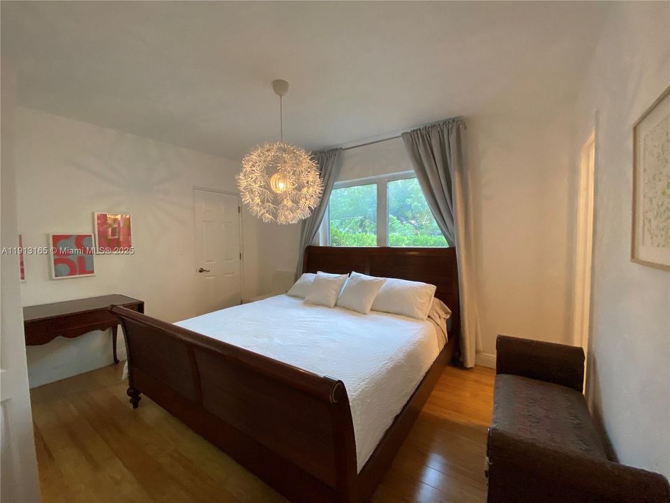 Active With Contract: $2,900 (3 beds, 2 baths, 1035 Square Feet)