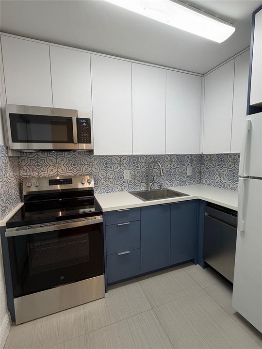 Active With Contract: $2,900 (3 beds, 2 baths, 1035 Square Feet)