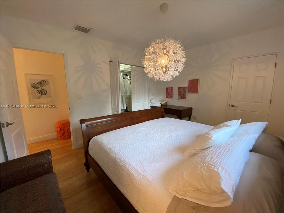 Active With Contract: $2,900 (3 beds, 2 baths, 1035 Square Feet)