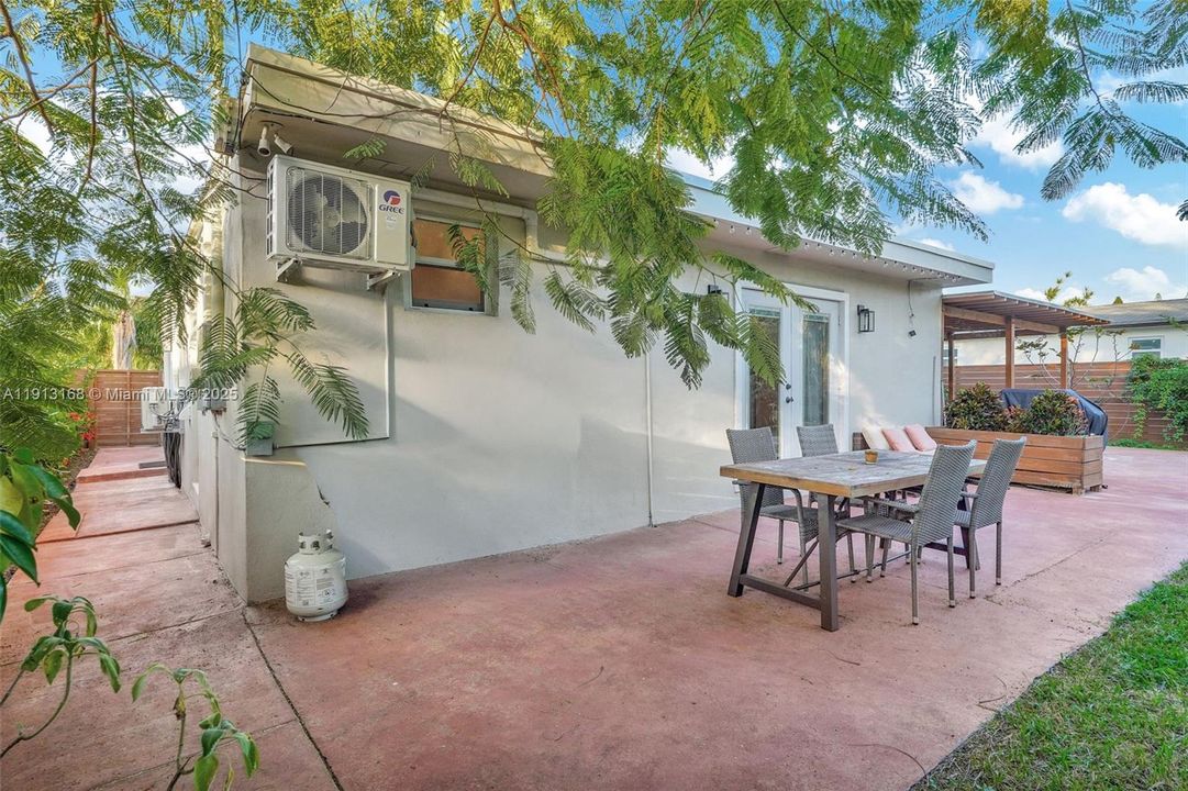 For Sale: $779,000 (3 beds, 2 baths, 1676 Square Feet)