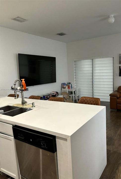 Active With Contract: $3,100 (3 beds, 2 baths, 1545 Square Feet)