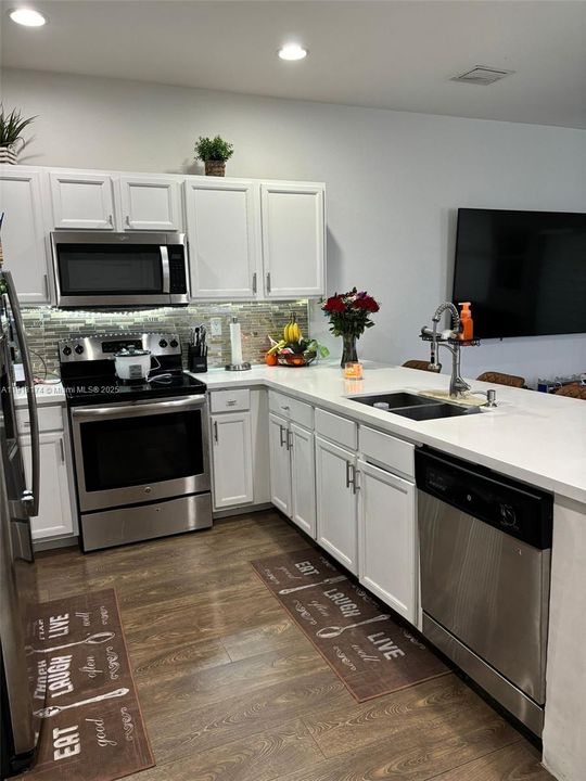 Active With Contract: $3,100 (3 beds, 2 baths, 1545 Square Feet)