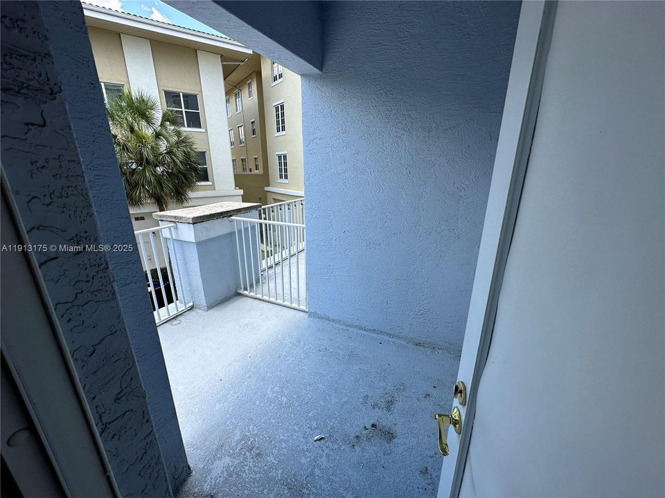 For Rent: $1,800 (0 beds, 1 baths, 545 Square Feet)