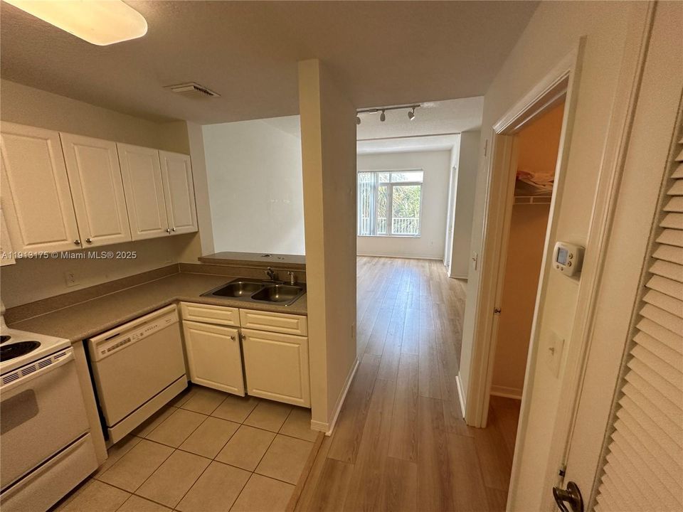 For Rent: $1,800 (0 beds, 1 baths, 545 Square Feet)