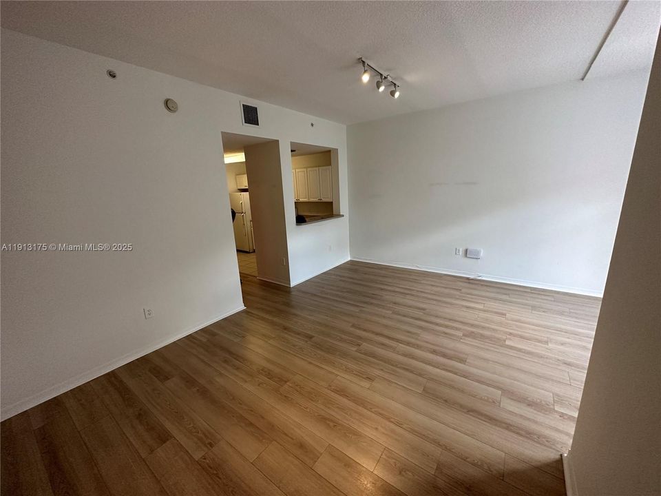 For Rent: $1,800 (0 beds, 1 baths, 545 Square Feet)